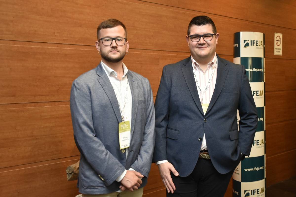 Antonio Hoys Garca y Cristóbal Abrio Martn farmacéuticos comunitarios creadores del programa de podcast SOS FARMA, junto a Juan Pedro Biedma. Foto: CACOF.